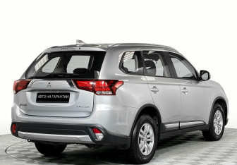 Подержанный автомобиль Mitsubishi Outlander 2018 года (5 фото)