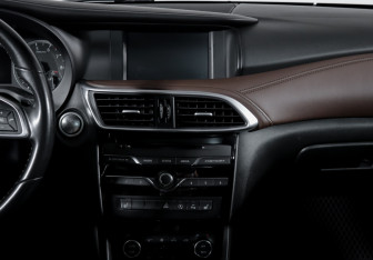 Подержанный автомобиль Infiniti Q30 2017 года (13 фото)