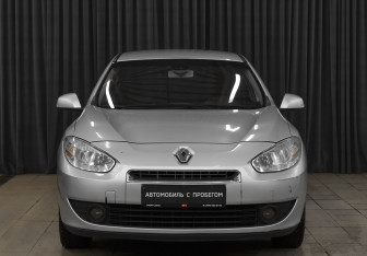 Подержанный автомобиль Renault Fluence 2011 года (2 фото)