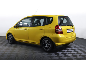Подержанный автомобиль Honda Jazz 2006 года (7 фото)