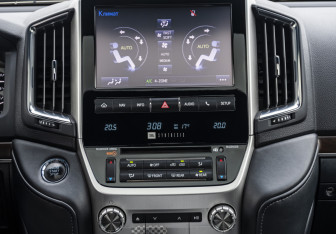 Подержанный автомобиль Toyota Land Cruiser Suv 2017 года (11 фото)