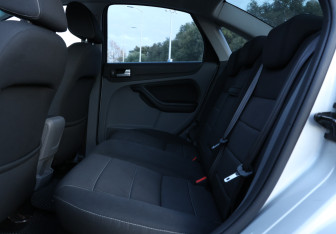 Подержанный автомобиль Ford Focus Sedan 2011 года (10 фото)
