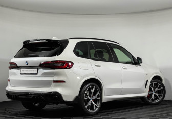 Подержанный автомобиль BMW X5 2021 года (2 фото)