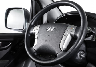 Подержанный автомобиль Hyundai Grand Starex 2013 года (17 фото)