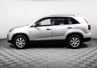 Подержанный автомобиль Kia Sorento 2012 года (8 фото)