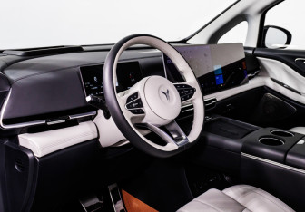 Подержанный автомобиль Voyah Dream 2025 года (10 фото)