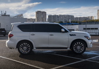Подержанный автомобиль Infiniti QX80 2017 года (4 фото)