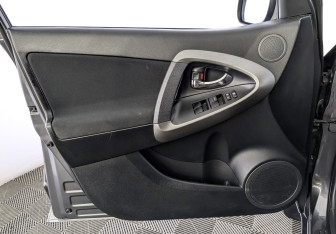 Подержанный автомобиль Toyota RAV4 2012 года (19 фото)