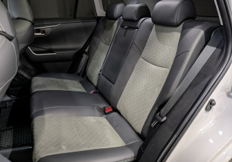 Подержанный автомобиль Toyota RAV4 2025 года (18 фото)