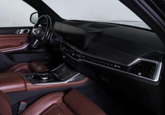 Подержанный автомобиль BMW X7 2023 года (10 фото)