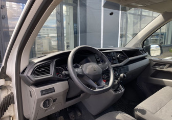 Подержанный автомобиль Volkswagen Transporter Van 2021 года (11 фото)