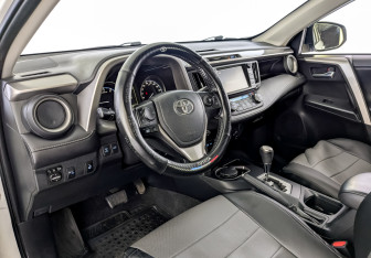 Подержанный автомобиль Toyota RAV4 2017 года (17 фото)