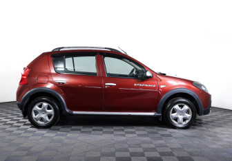 Подержанный автомобиль Renault Sandero 2011 года (4 фото)