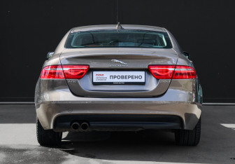 Подержанный автомобиль Jaguar XE 2016 года (5 фото)
