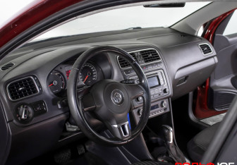 Подержанный автомобиль Volkswagen Polo Sedan 2013 года (12 фото)