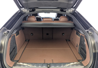 Подержанный автомобиль BMW X6 2025 года (10 фото)