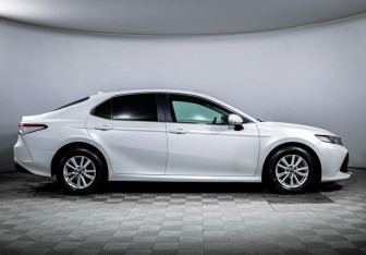 Подержанный автомобиль Toyota Camry Sedan 2020 года (4 фото)