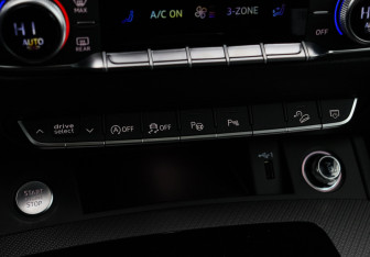 Подержанный автомобиль Audi Q5 2025 года (27 фото)