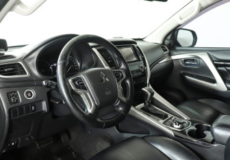 Подержанный автомобиль Mitsubishi Pajero Sport 2017 года (13 фото)