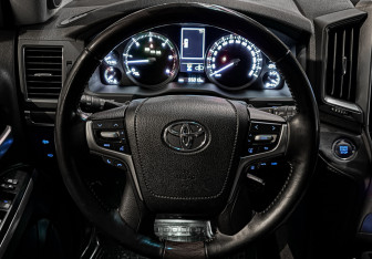 Подержанный автомобиль Toyota Land Cruiser Suv 2019 года (21 фото)