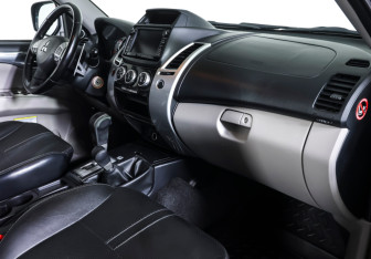 Подержанный автомобиль Mitsubishi Pajero Sport 2015 года (10 фото)