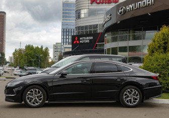 Подержанный автомобиль Hyundai Sonata 2020 года (6 фото)
