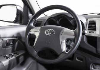 Подержанный автомобиль Toyota Hilux 2012 года (12 фото)
