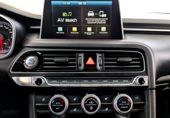 Подержанный автомобиль Genesis G70 2021 года (15 фото)