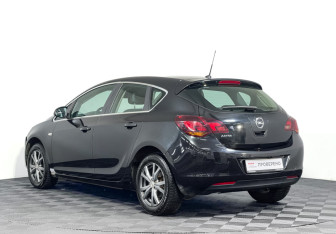 Подержанный автомобиль Opel Astra Hatchback 2011 года (7 фото)