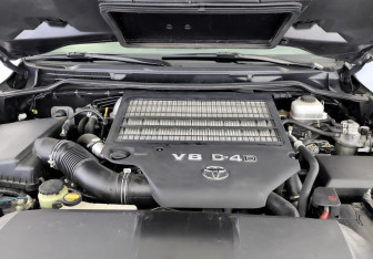 Подержанный автомобиль Toyota Land Cruiser Suv 2013 года (9 фото)
