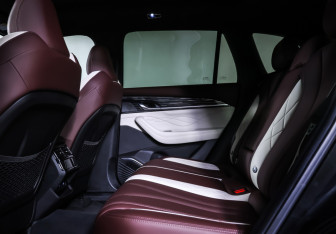 Подержанный автомобиль Geely Monjaro 2023 года (12 фото)