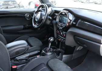 Подержанный автомобиль MINI Hatch 2017 года (9 фото)