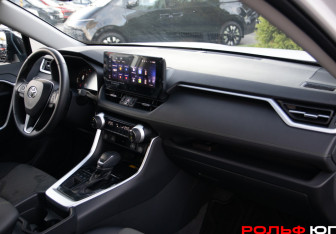 Подержанный автомобиль Toyota RAV4 2025 года (7 фото)