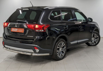 Подержанный автомобиль Mitsubishi Outlander 2016 года (5 фото)
