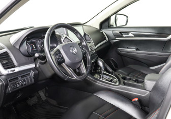 Подержанный автомобиль DongFeng AX7 2017 года (8 фото)