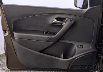 Подержанный автомобиль Volkswagen Polo Sedan 2017 года (19 фото)