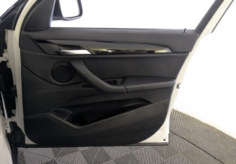 Подержанный автомобиль BMW X1 2017 года (24 фото)