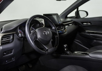 Подержанный автомобиль Toyota C-HR 2018 года (10 фото)