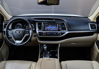 Подержанный автомобиль Toyota Highlander 2014 года (11 фото)