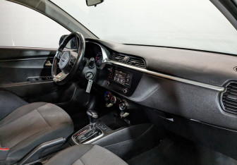 Подержанный автомобиль Kia Rio Hatchback 2021 года (12 фото)