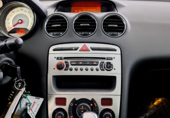 Подержанный автомобиль Peugeot 308 Hatchback 2010 года (15 фото)