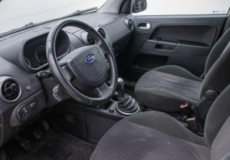 Подержанный автомобиль Ford Fusion 2005 года (10 фото)