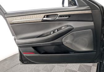 Подержанный автомобиль Genesis G90 2022 года (19 фото)