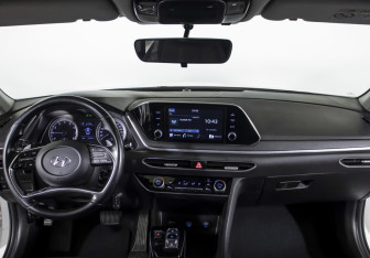 Подержанный автомобиль Hyundai Sonata 2020 года (13 фото)