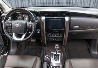 Подержанный автомобиль Toyota Fortuner 2017 года (15 фото)