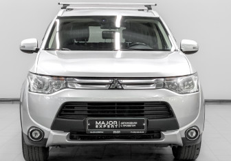 Подержанный автомобиль Mitsubishi Outlander 2014 года (2 фото)