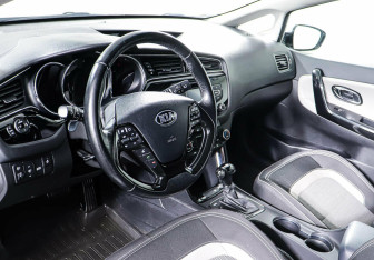 Подержанный автомобиль Kia Ceed Hatchback 2015 года (11 фото)