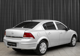 Подержанный автомобиль Opel Astra Sedan 2011 года (4 фото)
