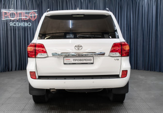 Подержанный автомобиль Toyota Land Cruiser Suv 2014 года (6 фото)