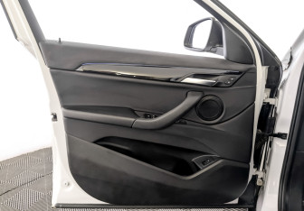 Подержанный автомобиль BMW X2 2020 года (19 фото)